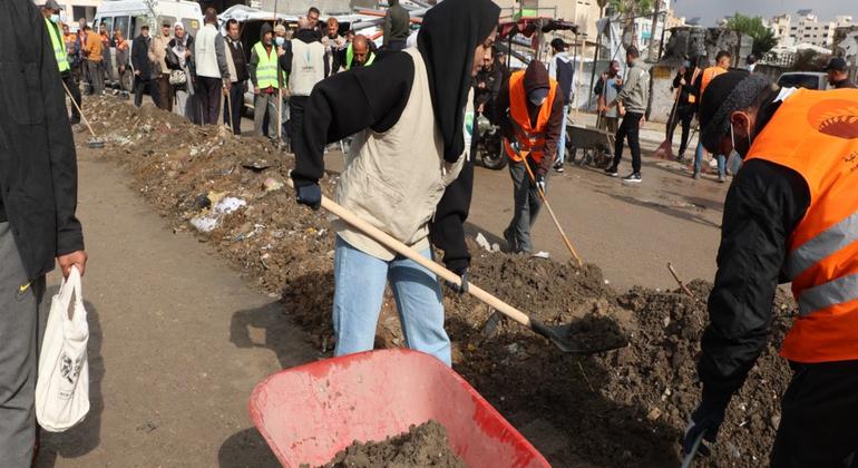 志愿者、非政府组织和联合国j机构参与了“我们将重建加沙”行动。